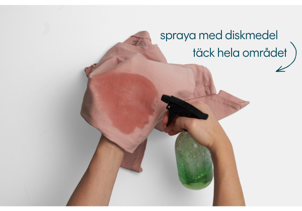 applicera diskmedel p&aring; fettfl&auml;ck p&aring; kl&auml;der