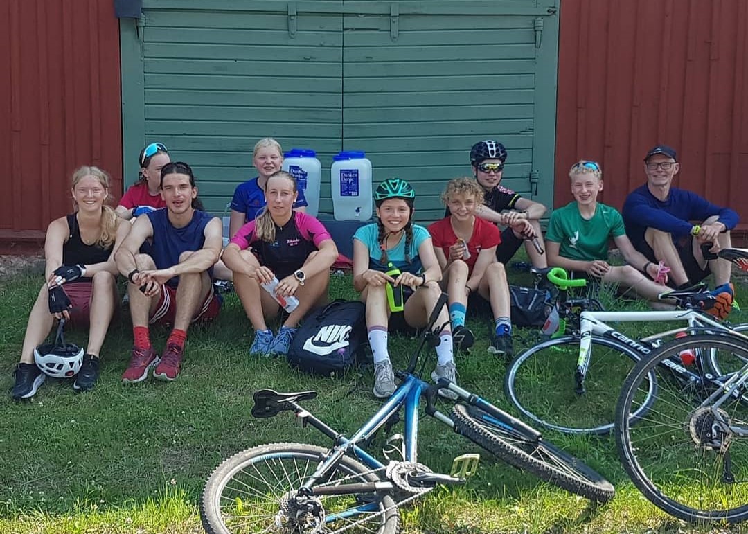 Ungdomar som tränar skidskytte på klubbträning