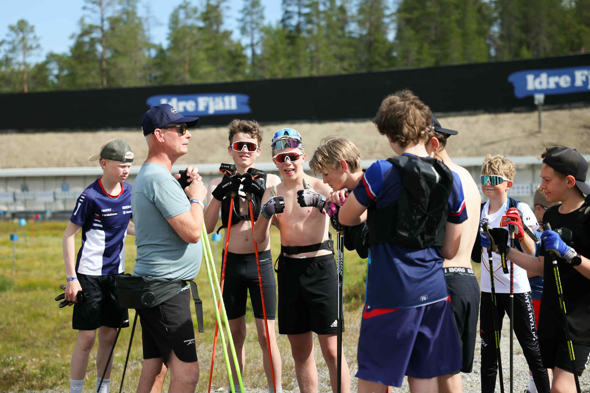 Ungdomar som tränar skidskytte på klubbträning