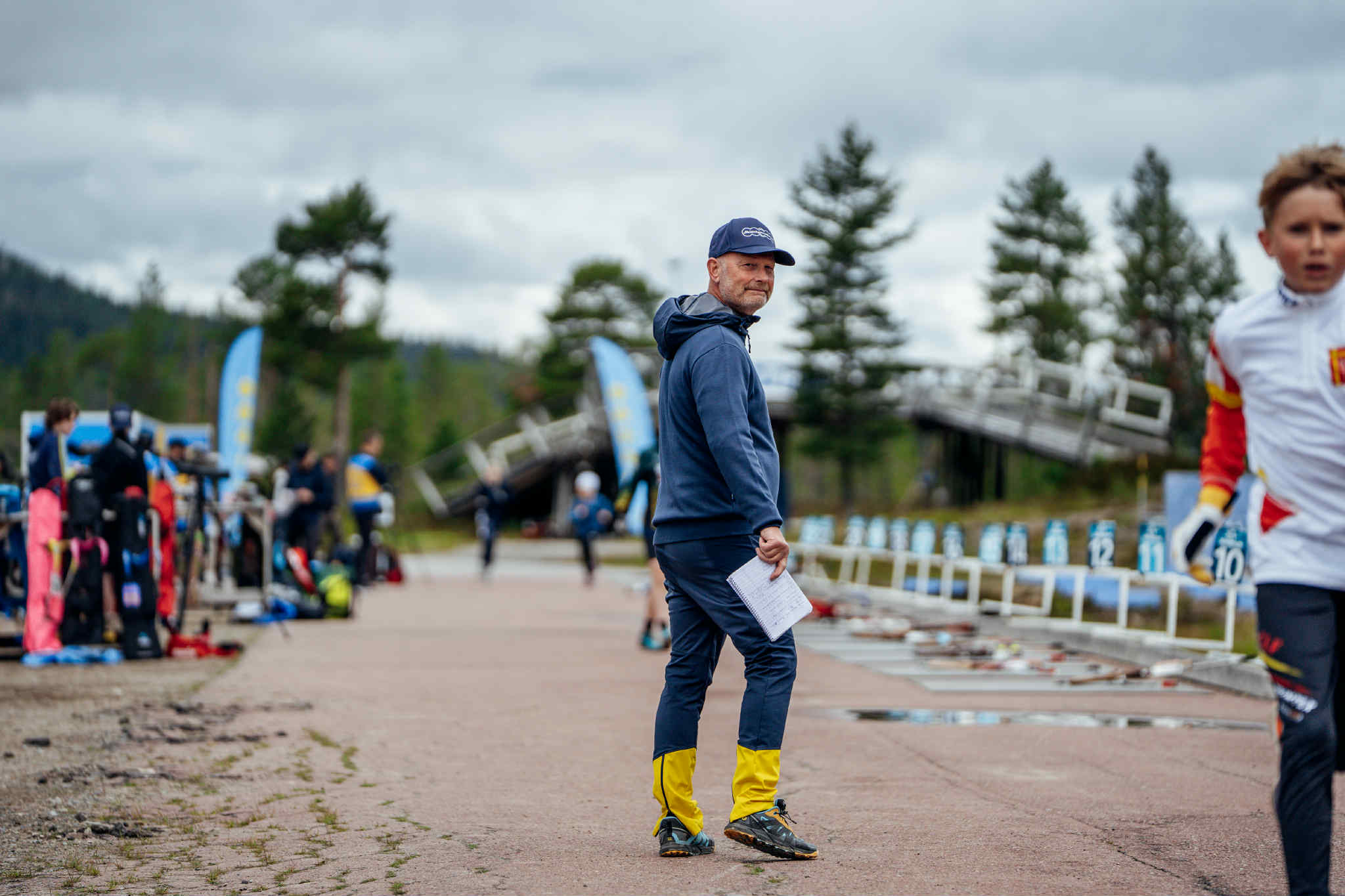 Jörgen Larsson från Skidskytteexperten med ungdomar på vallen