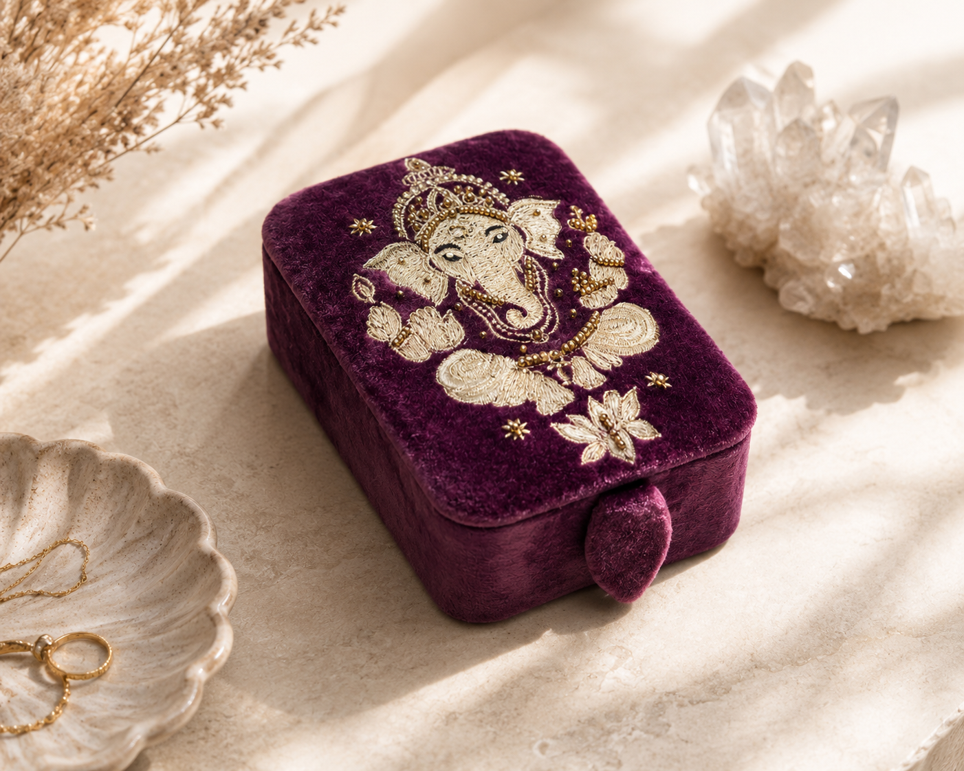 Lila ask med Ganesha f&ouml;r smycken kristaller och tarotkort
