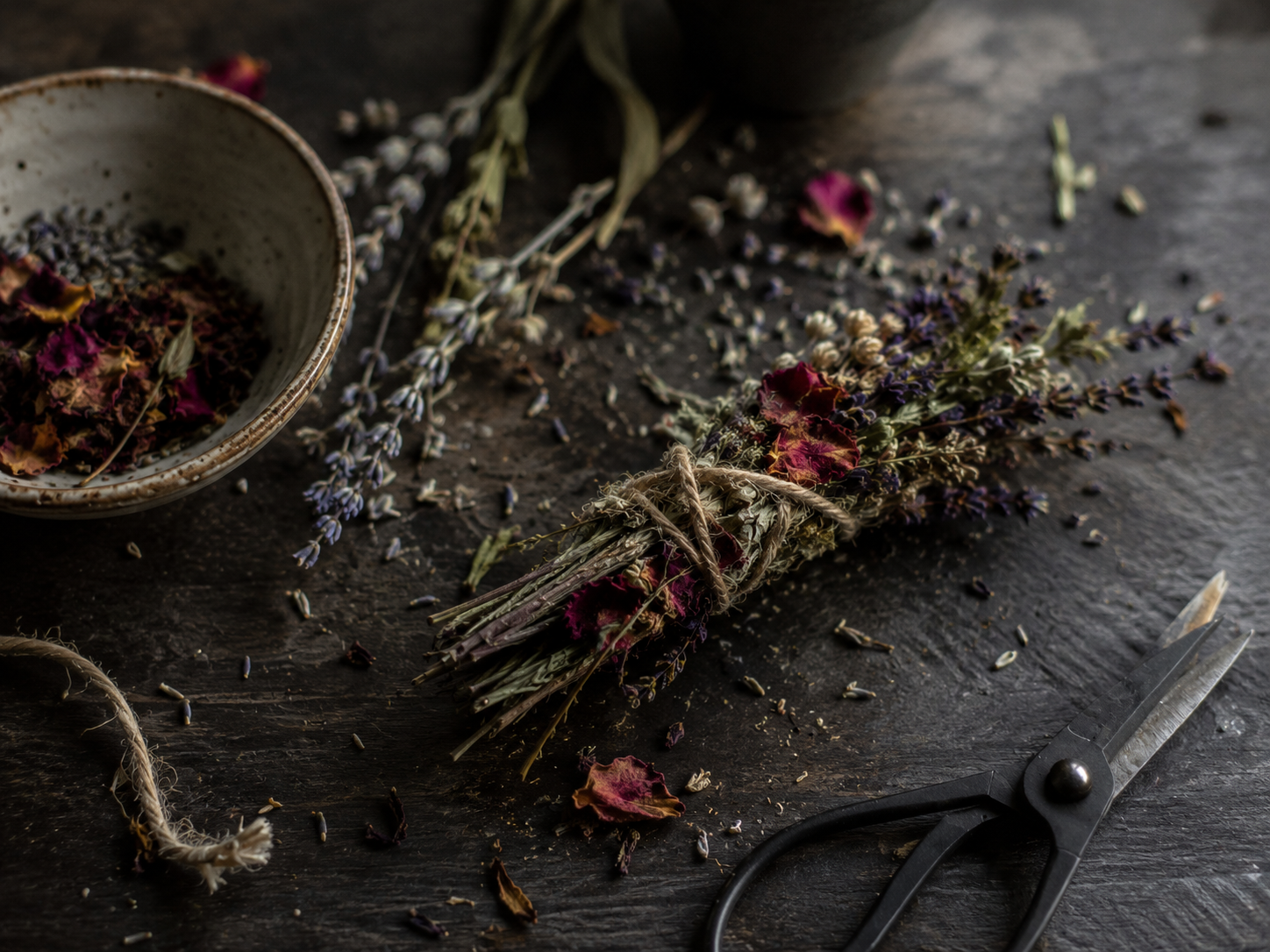 Handgjord r&ouml;kelsebunt med naturliga &ouml;rter och blommor