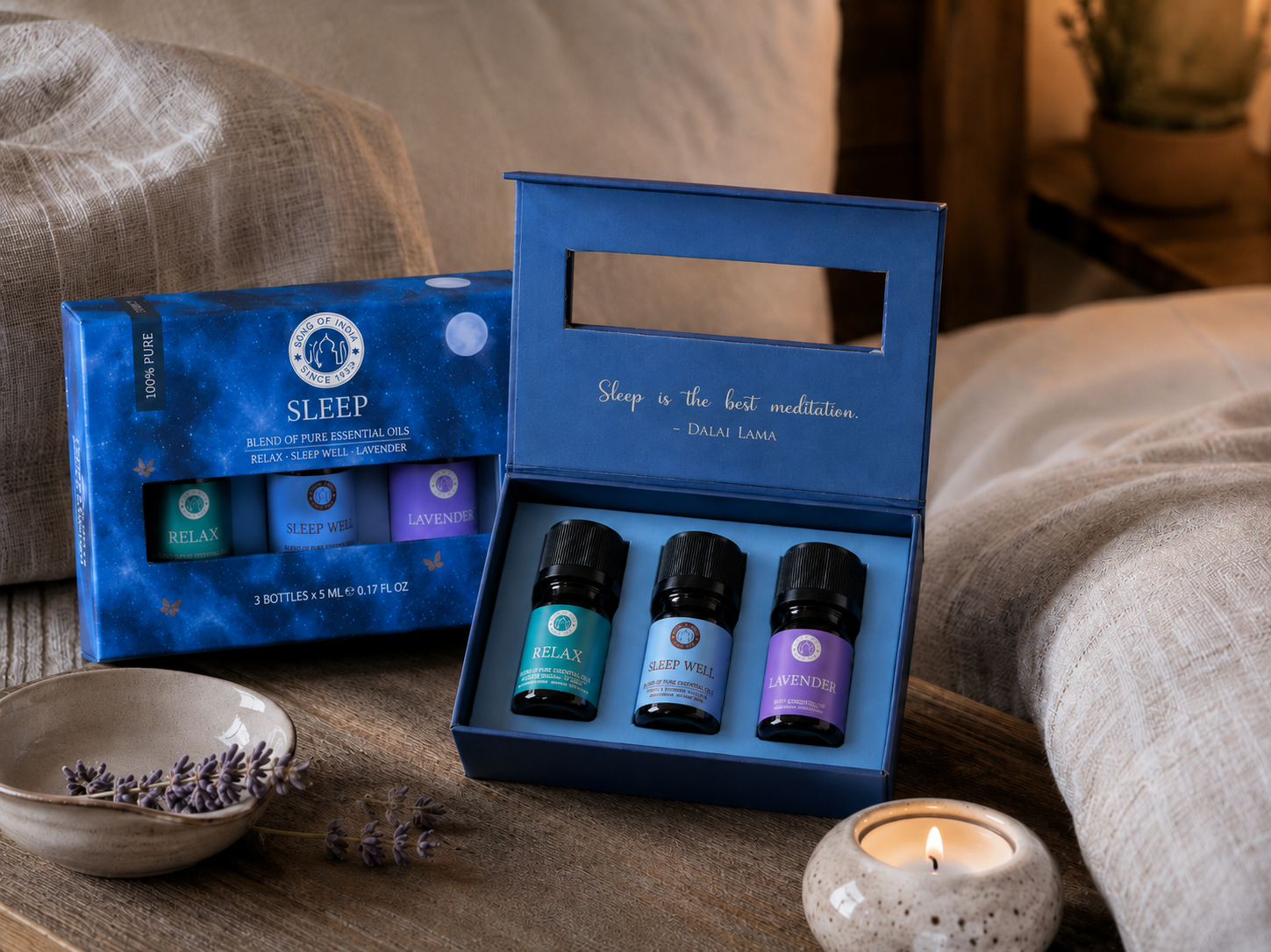 Sleep och Relax pillow spray vid säng i varm kvällskänsla med mjukt ljus
