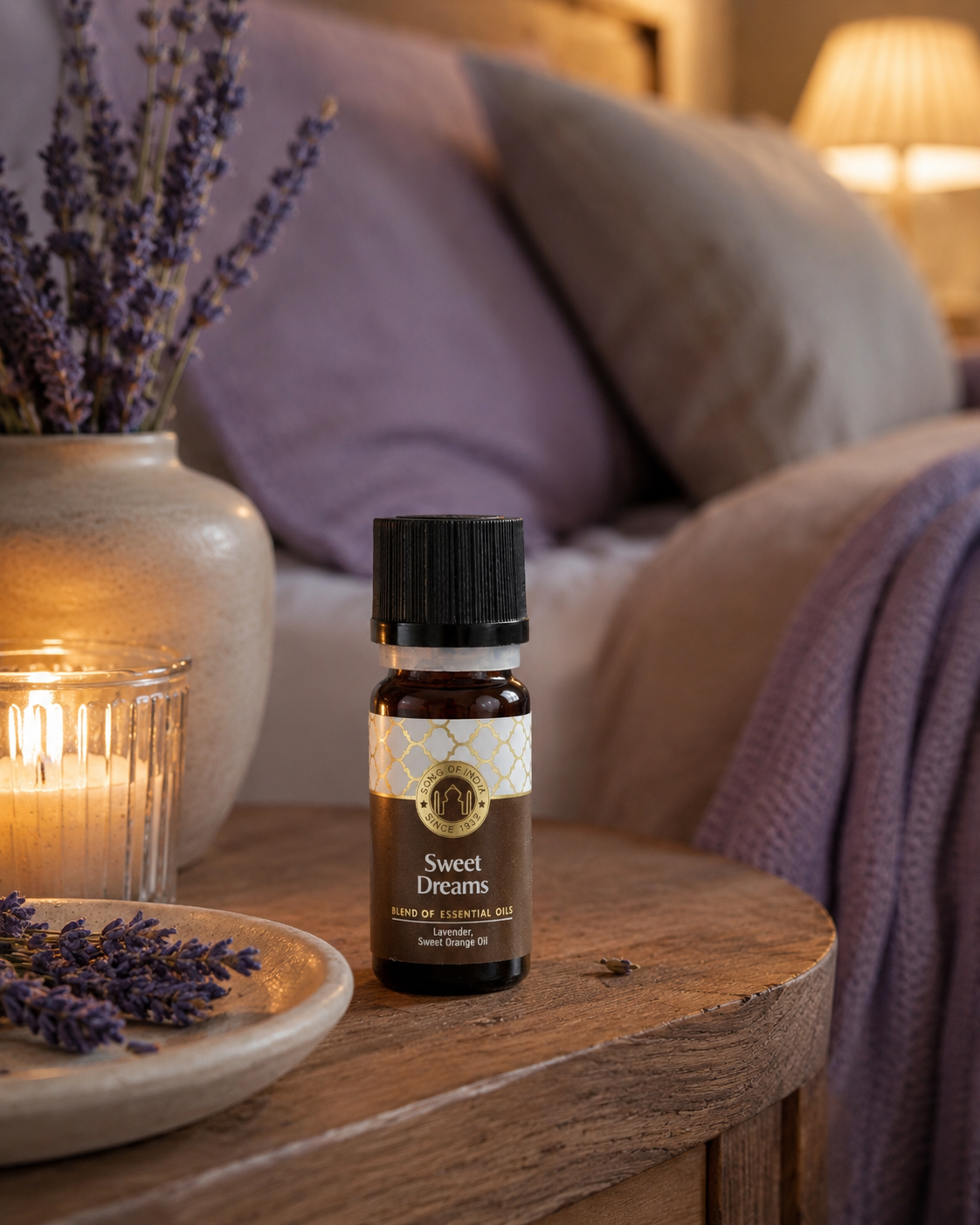 Sleep och Relax pillow spray vid säng i varm kvällskänsla med mjukt ljus