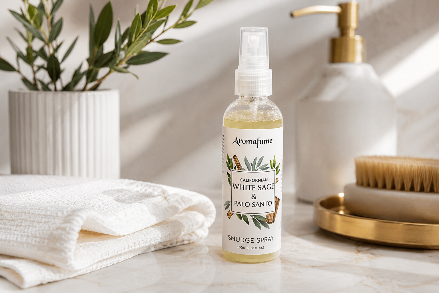White Sage och Palo Santo smudge spray i lugn hemmamilj&ouml; med trumlade kristaller