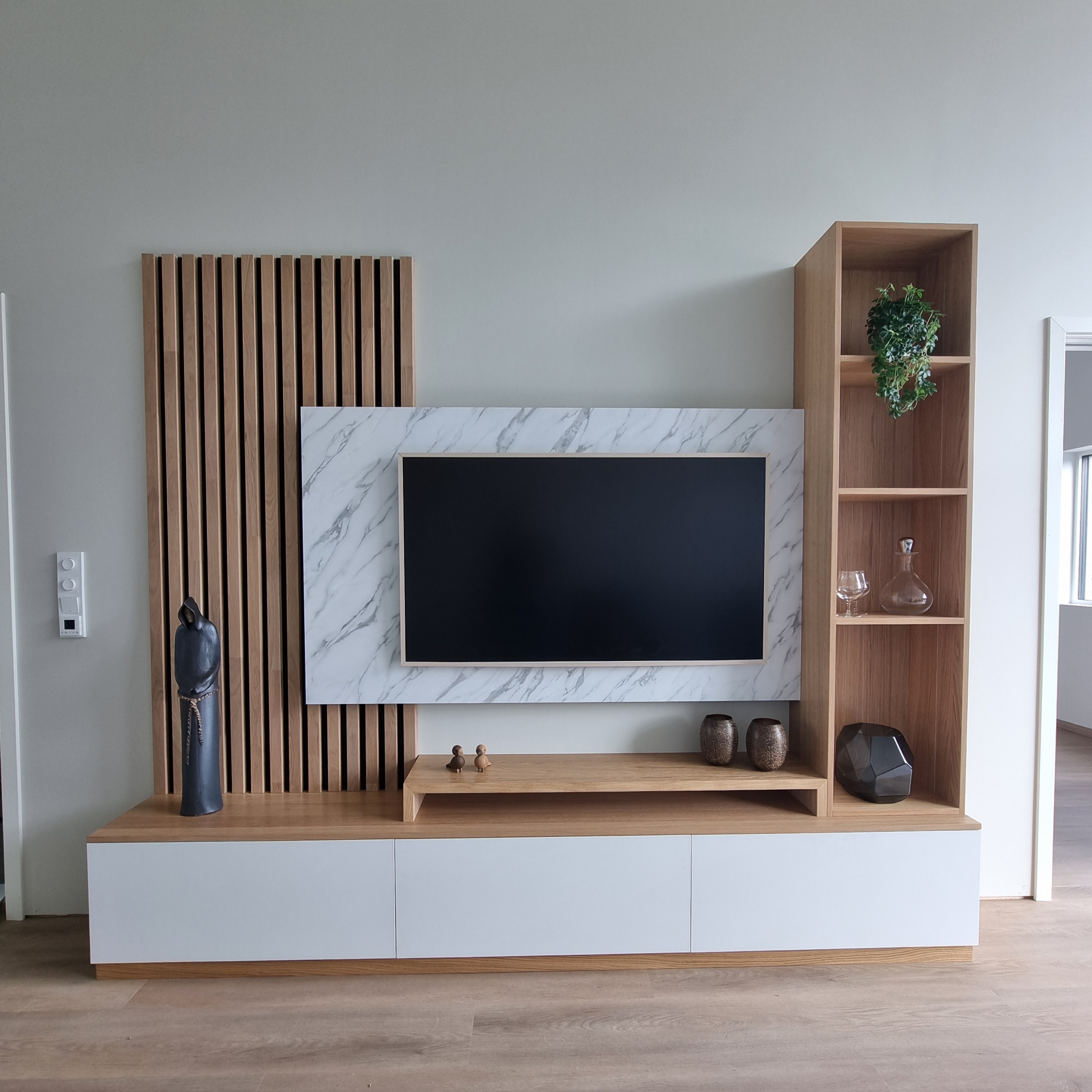 Tvbenk med lakkerte fronter og eik, produsert av Eriksen Fres og Design.