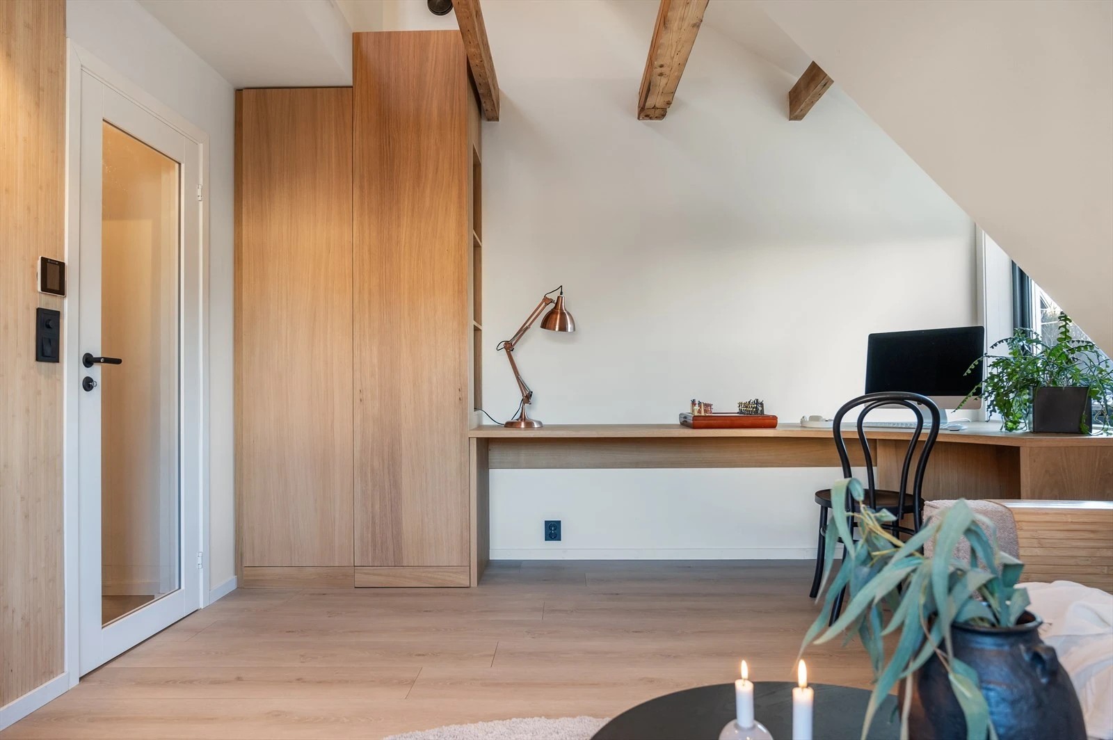Plassbygd trapp/kontor i eik produsert av Eriksen Fres og Design.