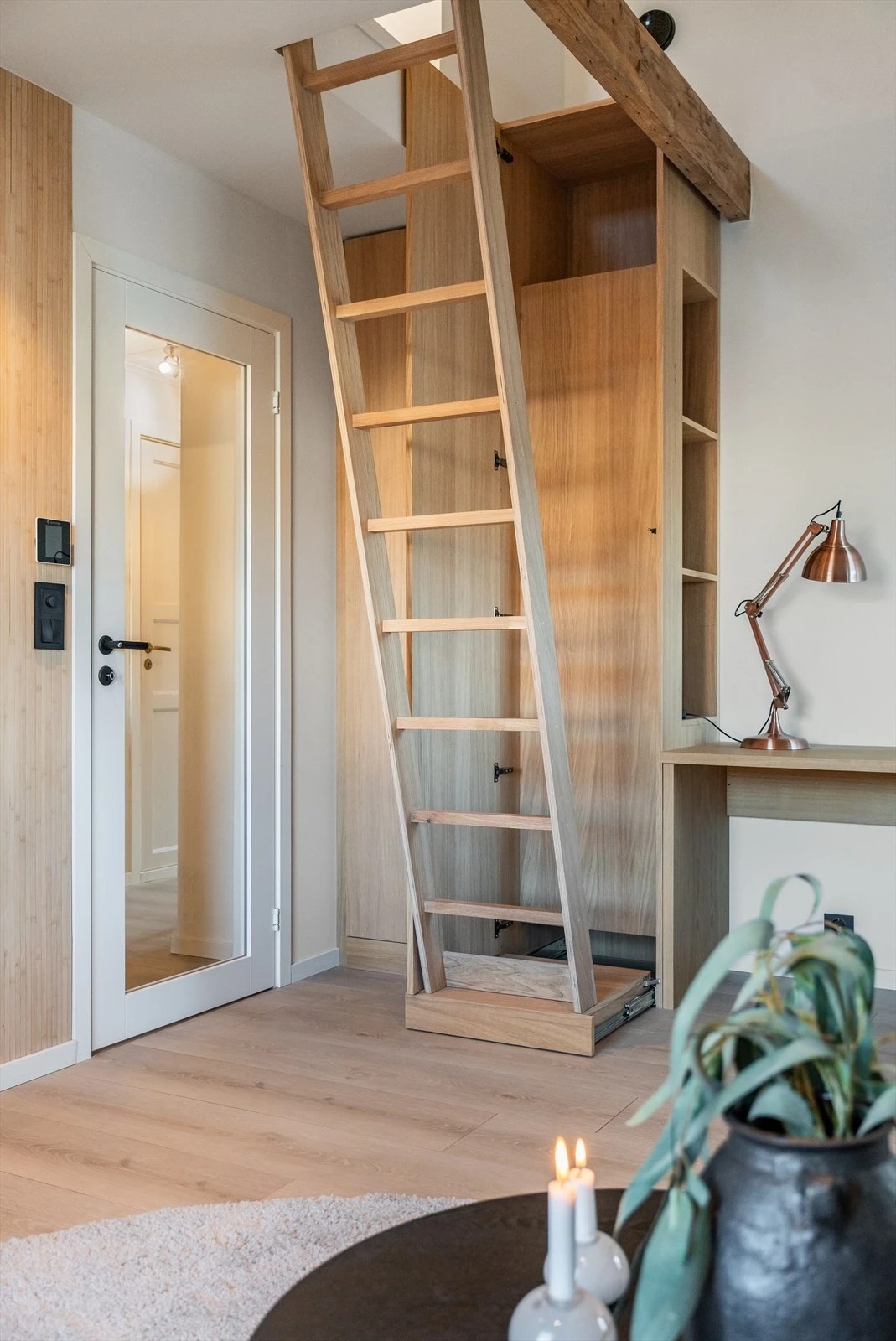 Spesialtilpasset hemstrapp i eik som skjules i skap/kontor når den ikke er i bruk produsert av Eriksen Fres og Design.