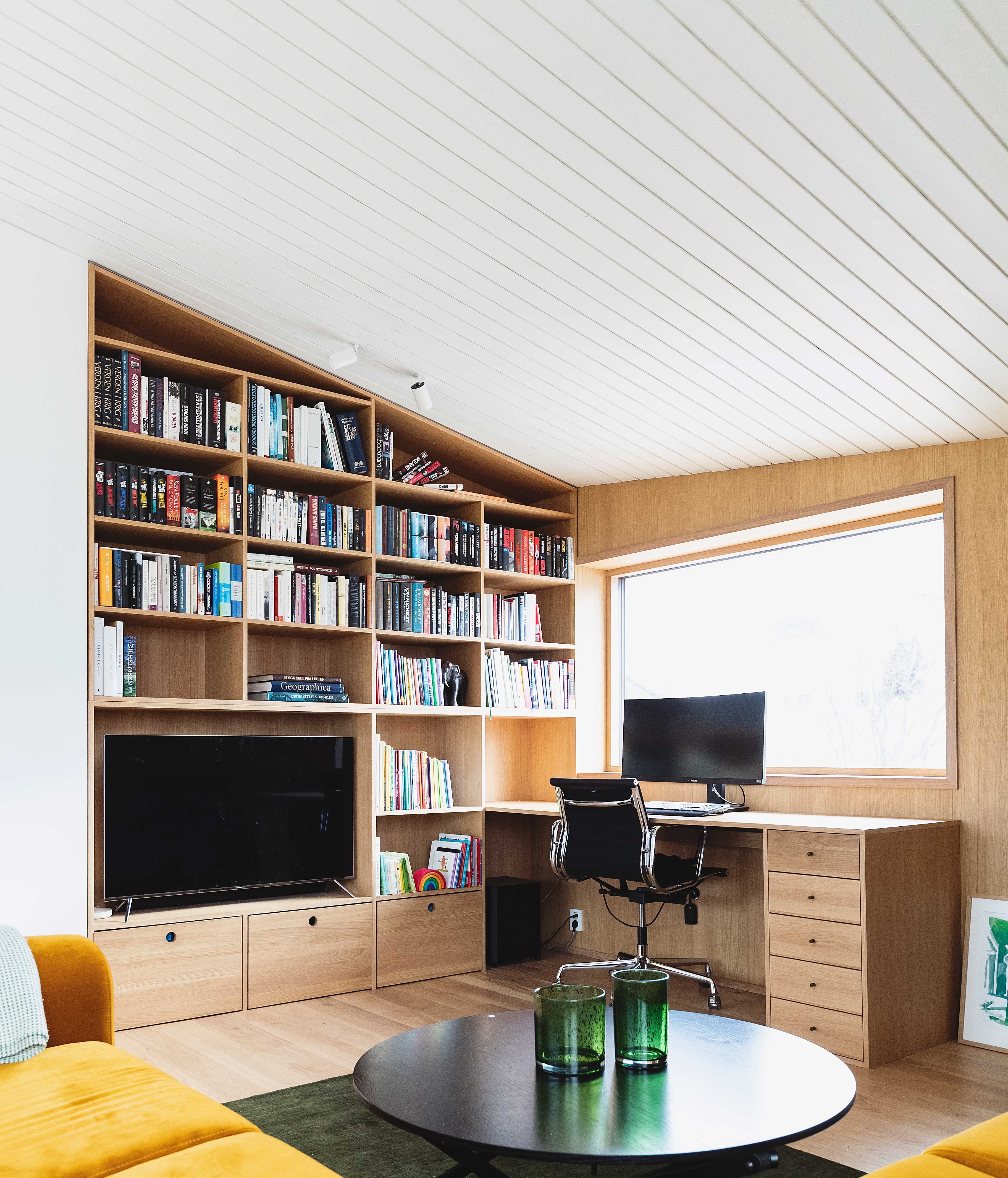 Plassbygd bibliotek i eik produsert av Eriksen Fres og Design.