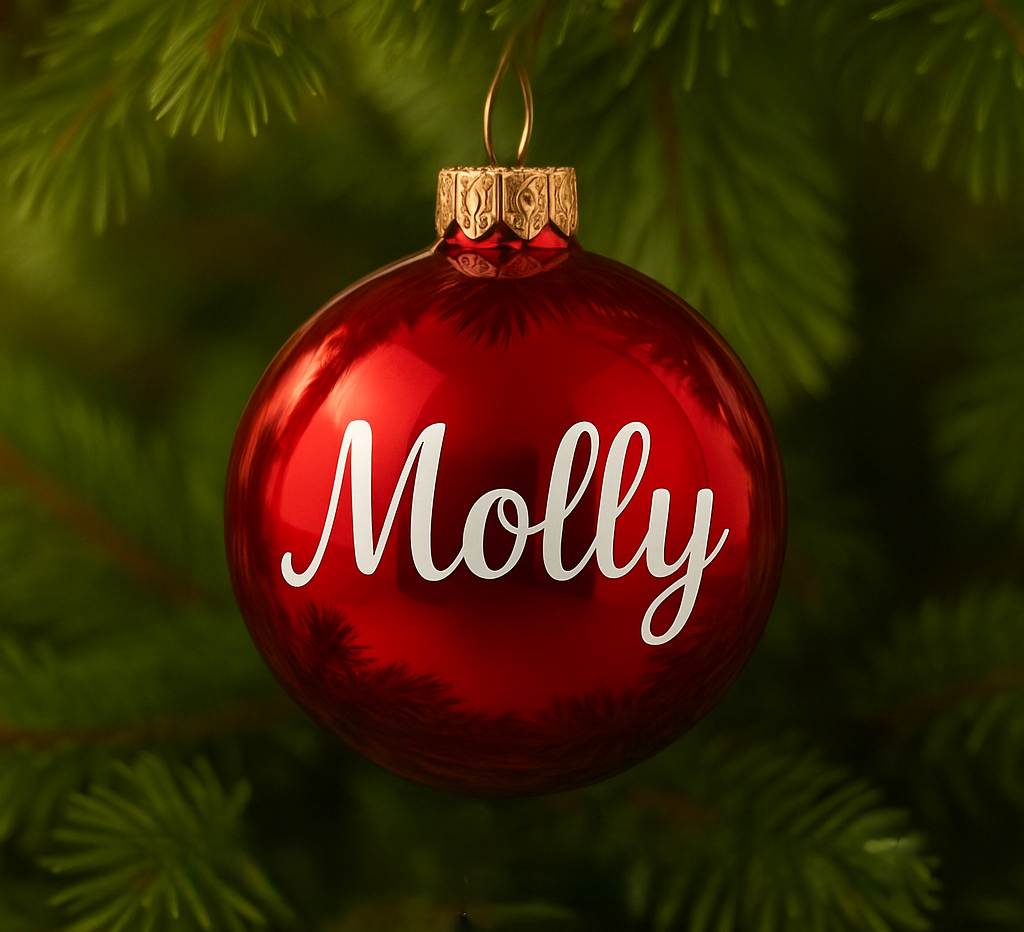Blank röd julkula med vit text Molly hängande i gran