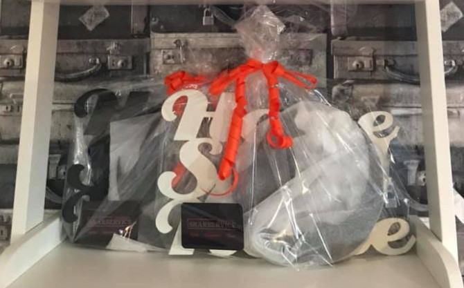 Butikshylla med produkter.