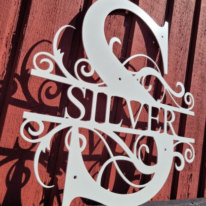 Namnmonogram i metall med manet Silver.