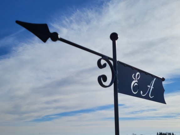 Unik vindflöjel i smide med initialerna EA utskurna ur flöjelns vimpel.