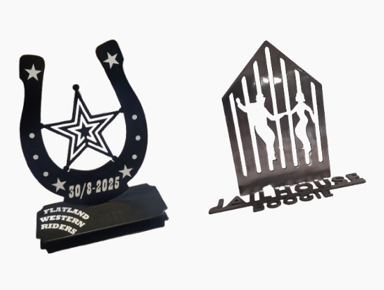 Två specialtillverkade pokaler för tävlingsevent.