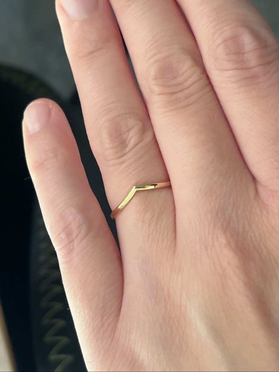 Kundbild: Vigselring 18K V-Ring