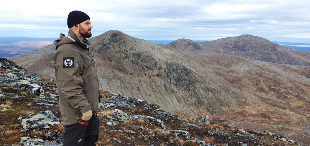 Blago, grundare och huvudinstruktör på Royal Hunting Sweden, i RHS-jacka på en bergstopp