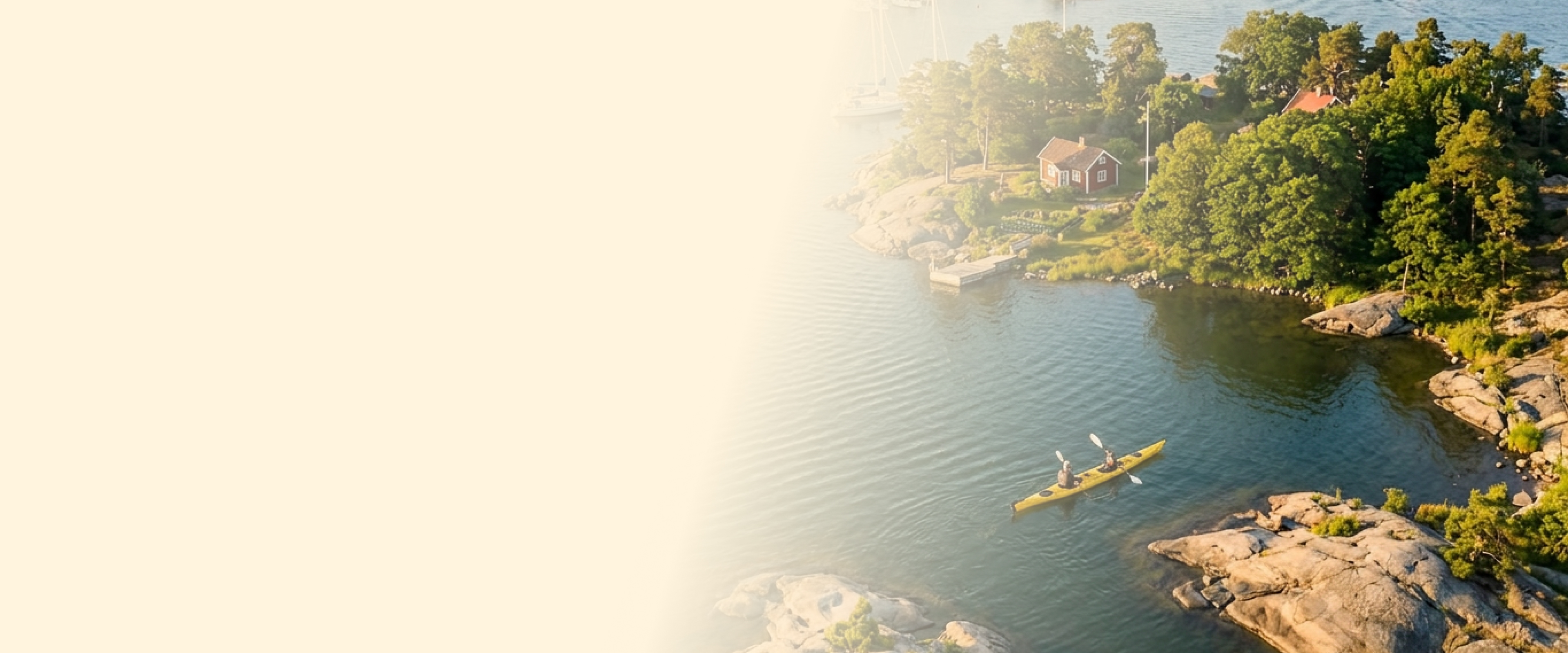 Paddlare på vattnet i kvällsljus