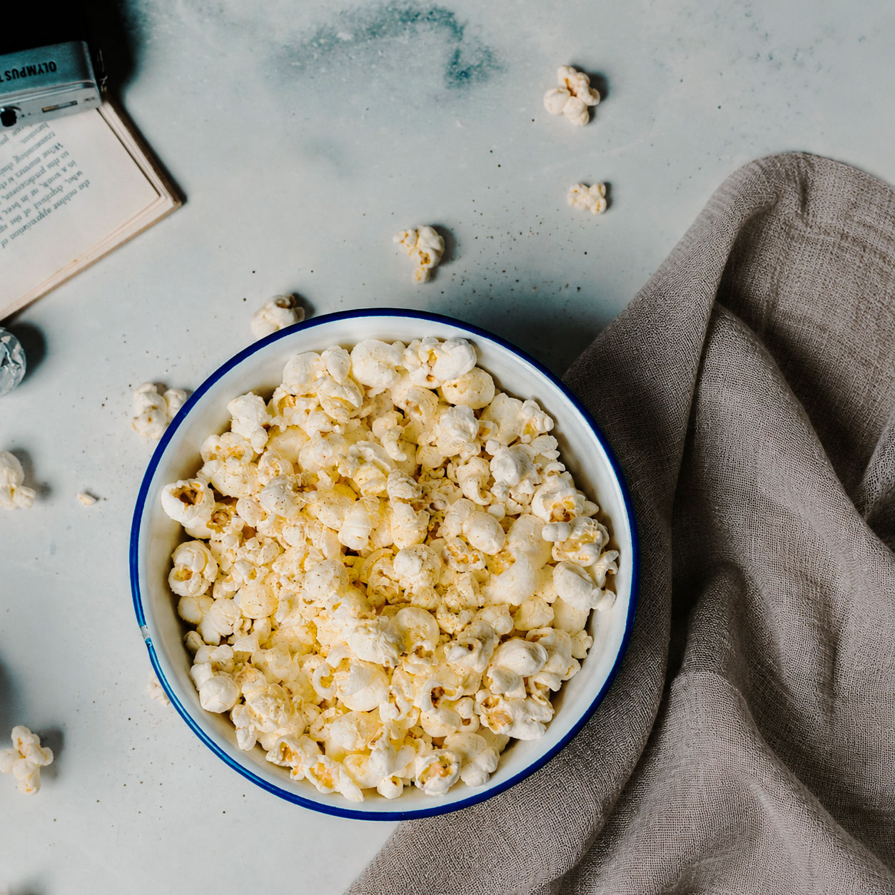 Tryffelpopcorn med Friends & Deli Naturlig Tryffelolja och Svart Vitlökssalt
