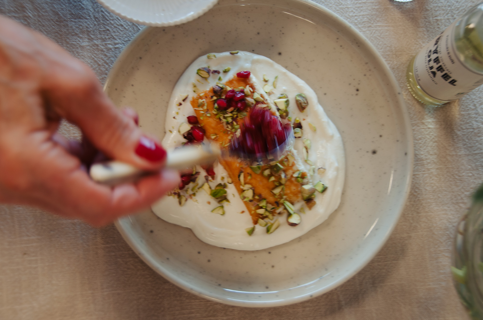 Stekt fetaost med tryffelyoghurt, pistagenötter, granatäpple och tryffelolja