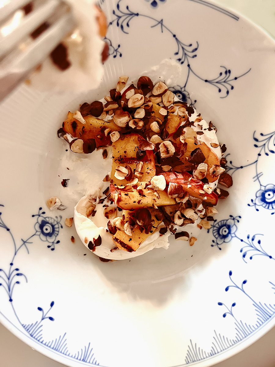 Grillade persikor med burrata, rostade hasselnötter, basilika och äppelbalsamico