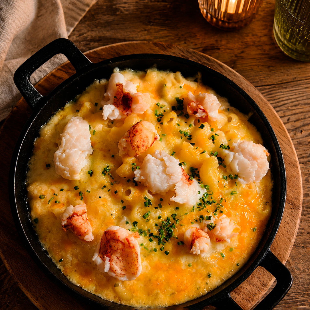 Krämig Mac ’n Cheese med hummer, parmesan och gräslök