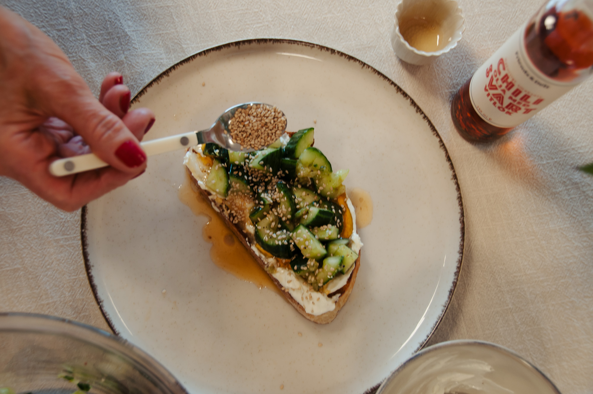 Krispig toast med färskost, gurka, honung, sesam och chiliolja