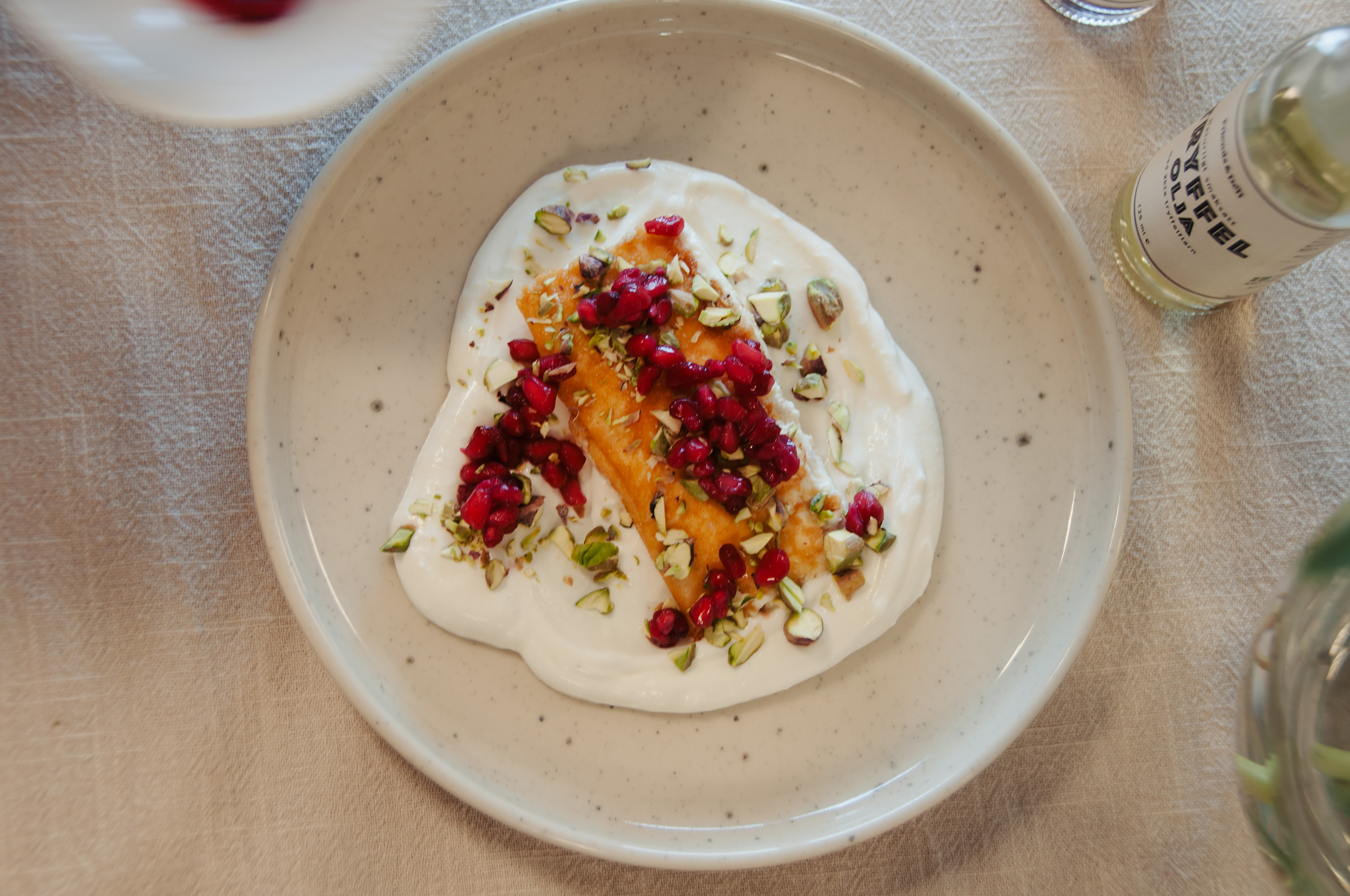 Stekt fetaost med tryffelyoghurt, pistagenötter, granatäpple och tryffelolja.