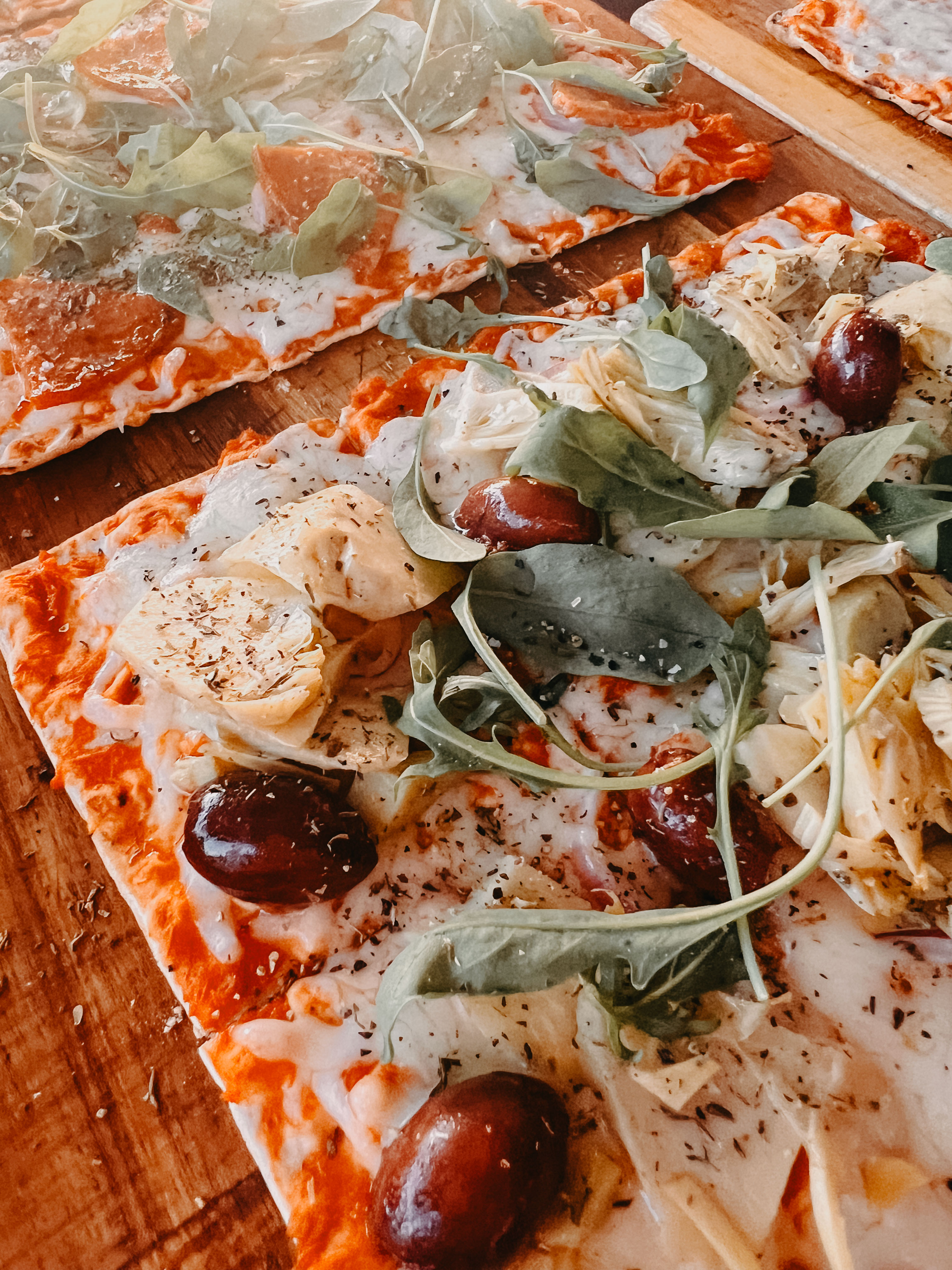Krispig tunnbrödspizza med tomatsås, mozzarella, parmesan och färsk basilika