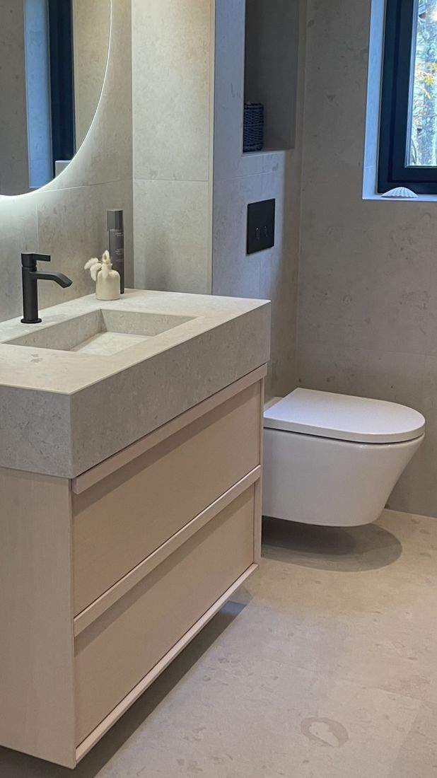 Beige stenhandfat med vägghängd toalett