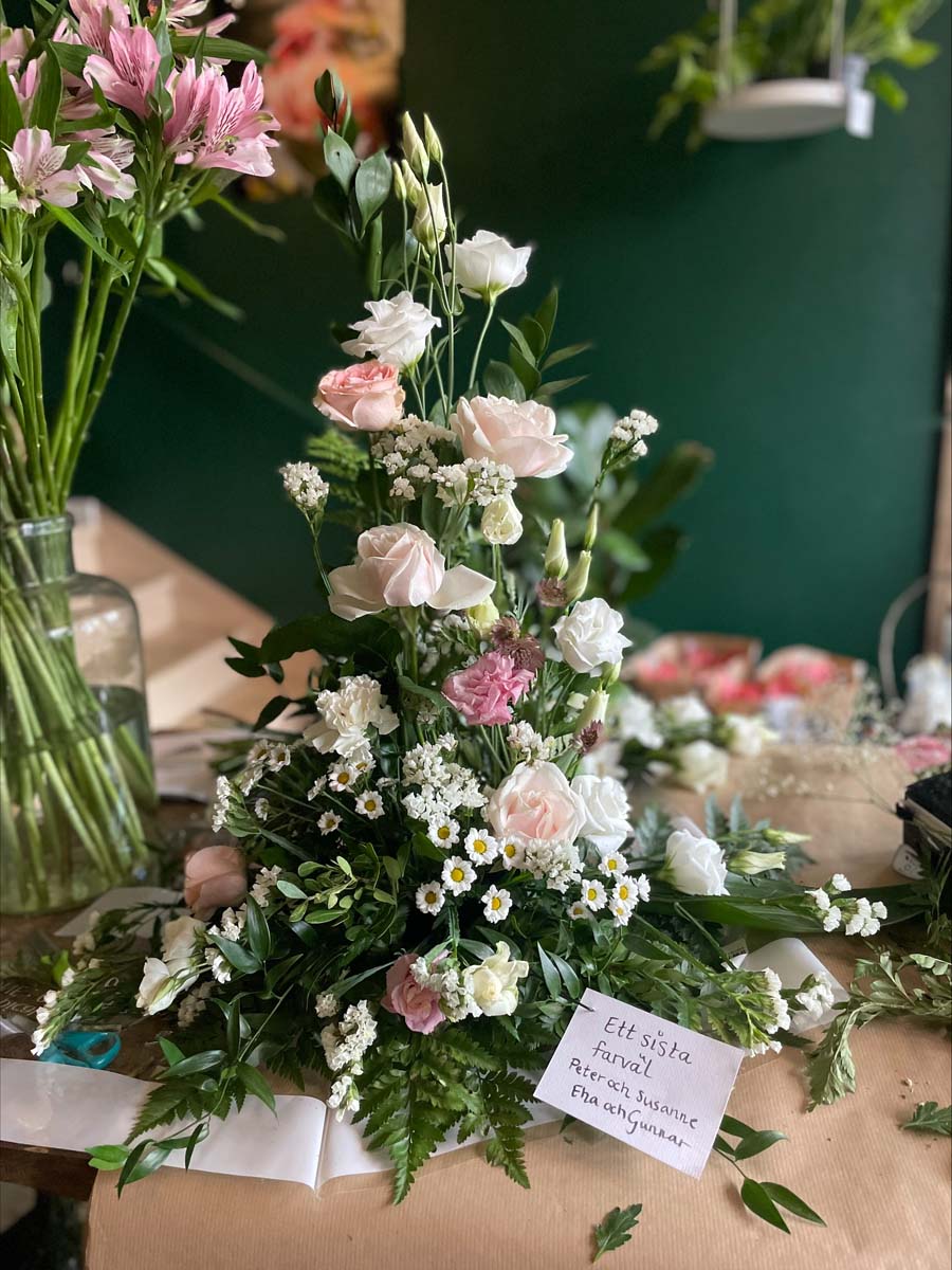 Begravningsbukett med handskriven avskedstext