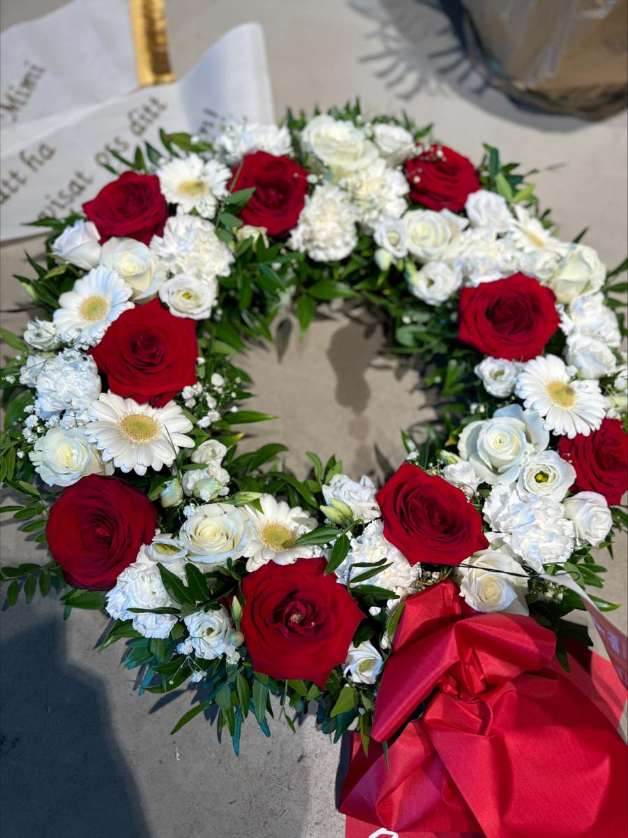 Krans röd och vit blomster