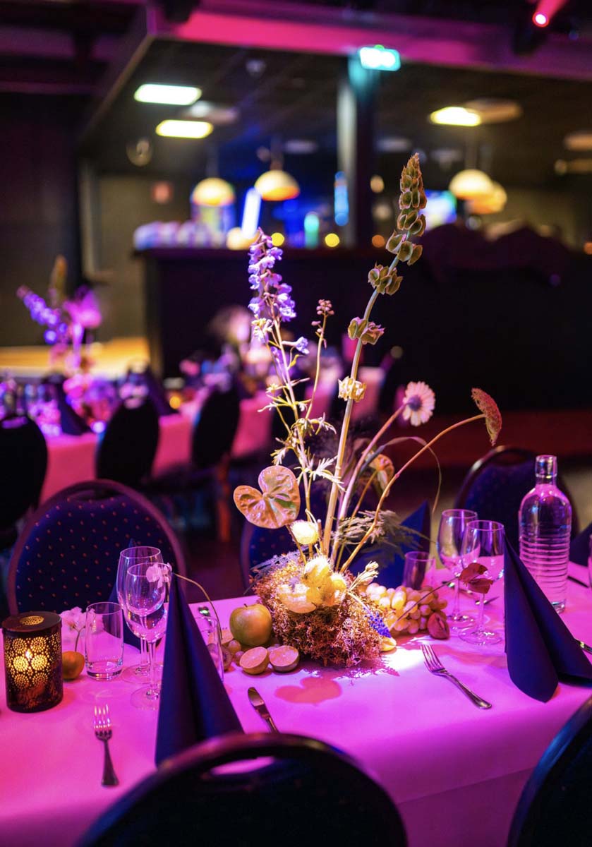 eventbord med rosa belysning