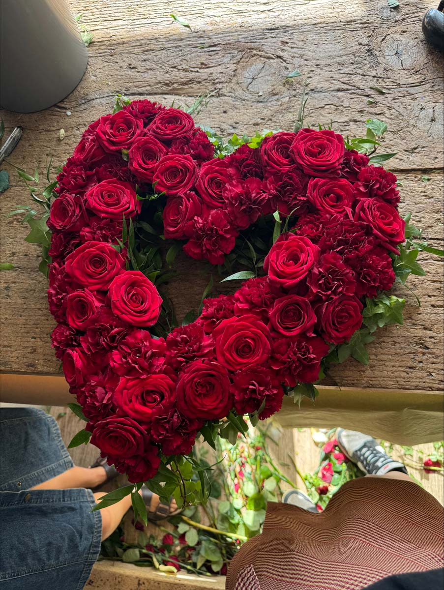 Hjärta i röda rosor hantverk