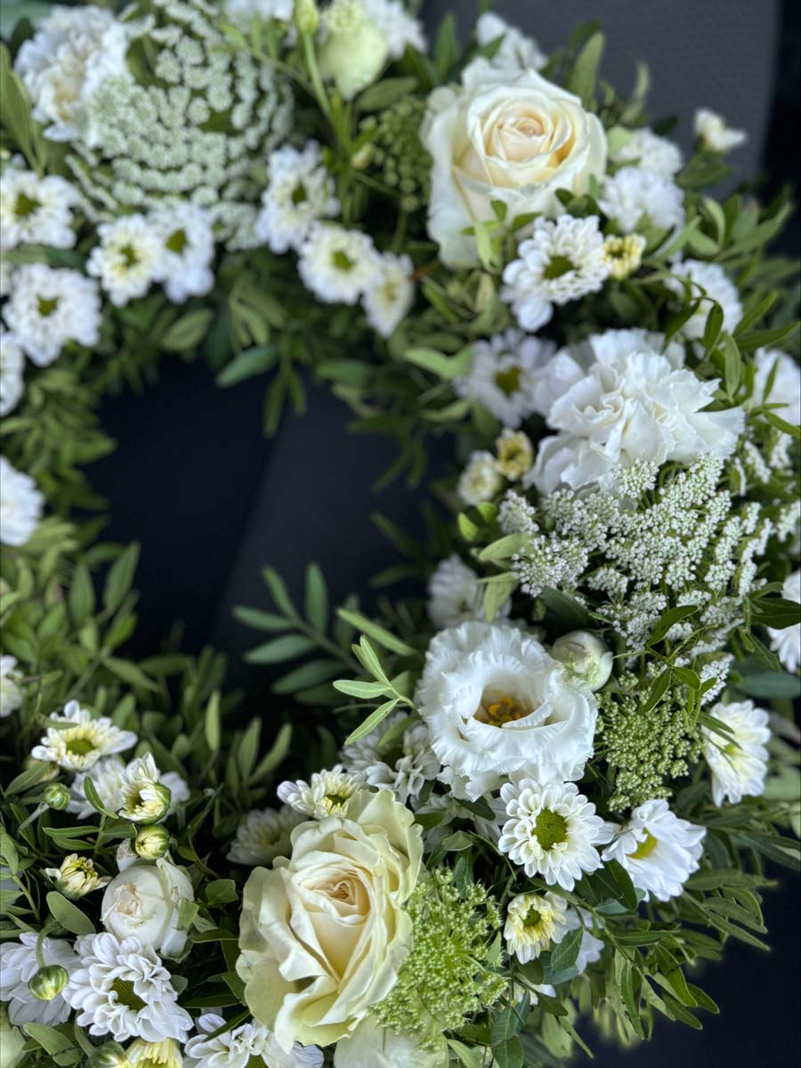 Vacker stilren grön och vit krans