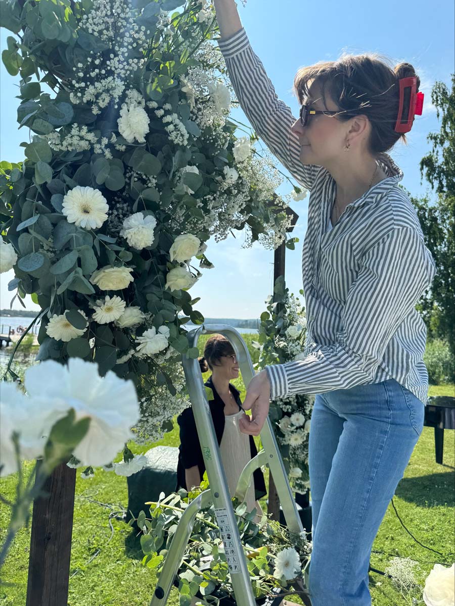 Medarbetare arrangerar bröllopsdag utomhus i solen