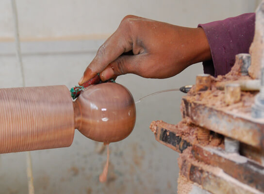 Fair Trade-organisationen Pushpanjali i Agra, Indien, tillverkarmortel och andra produkter av marmor.