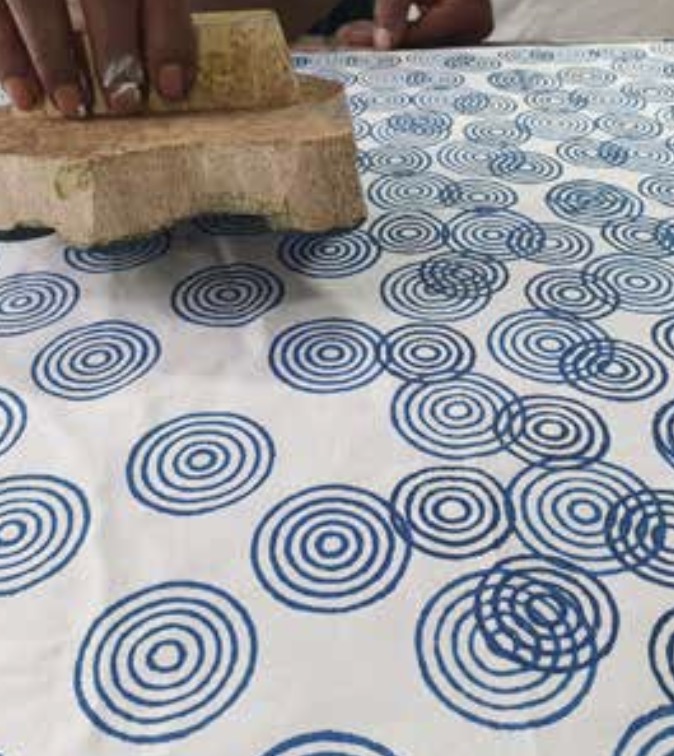 Block print - ett mönster på ett träblock trycks för hand på tyget. Foto: Globo Fair Trade Partner