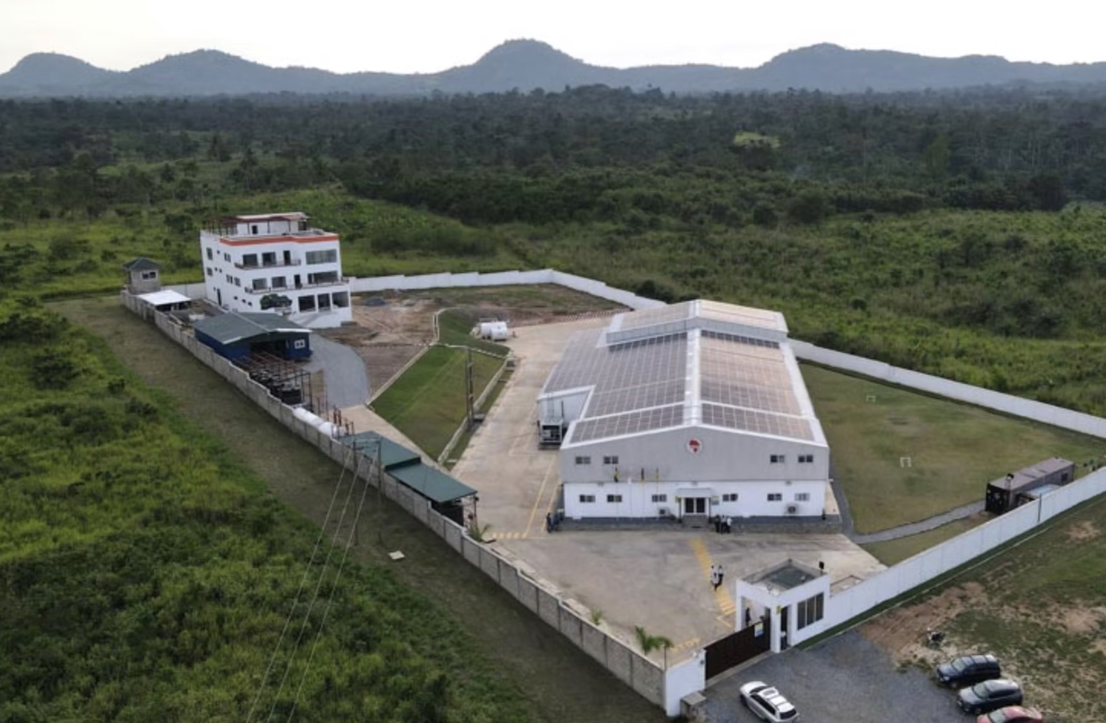 Fairafrics chokaldfabrik driv med el från egna, moderna solarceller. 