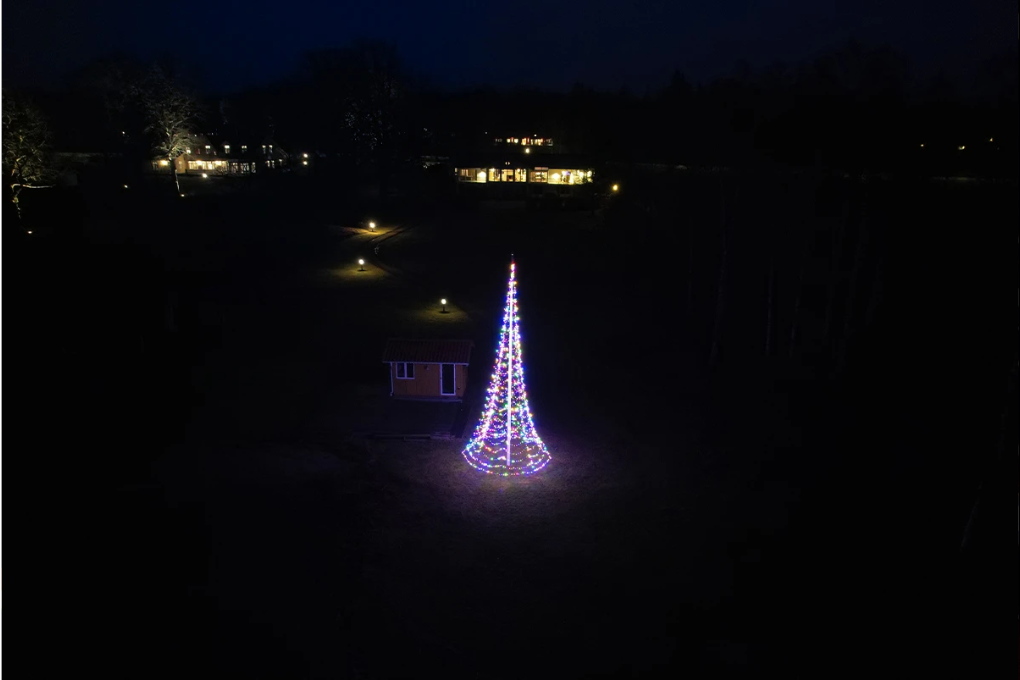 Flaggstångsbelysning med DUO-Led lyser upp i vintermörkret.