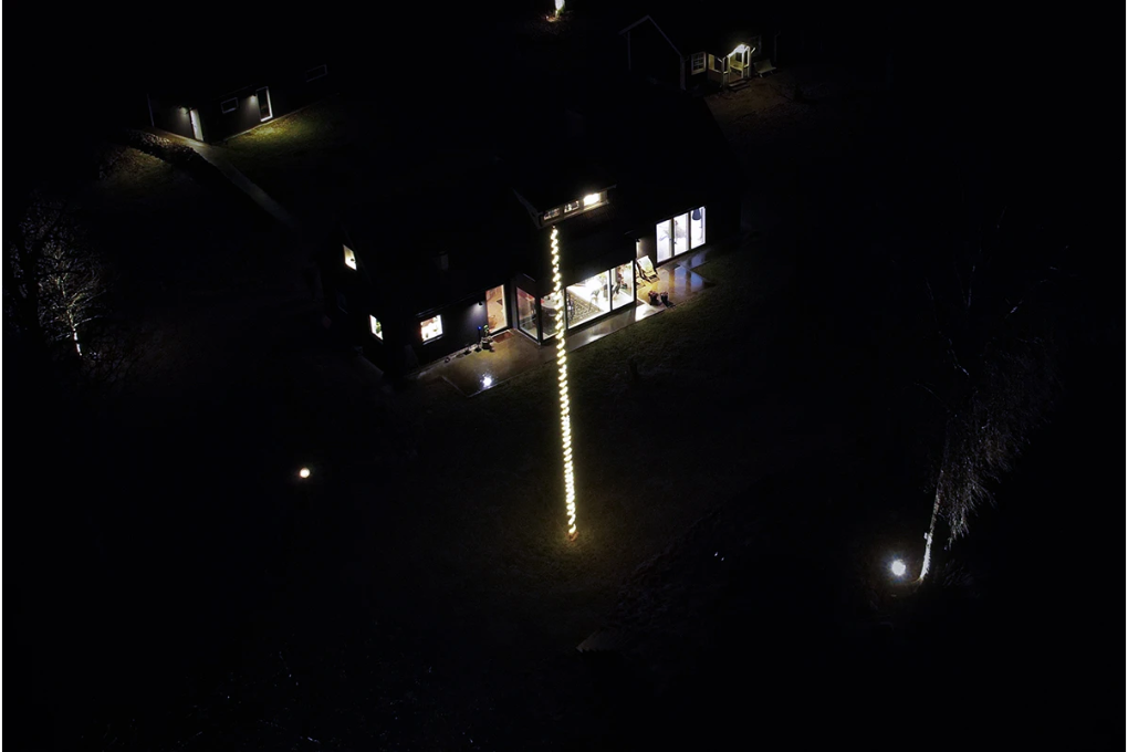 Glimma RGBWW Flaggstångsslinga – flexibel lösning med fjärrkontroll. Hissas enkelt upp och viras runt slaggstången.