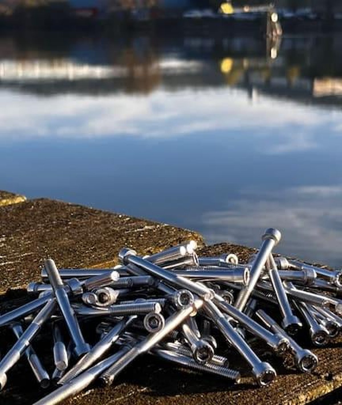 Närbild på rostfri insexskruv A4 vid havet – syrafast montage för marina miljöer – Materialexperten
