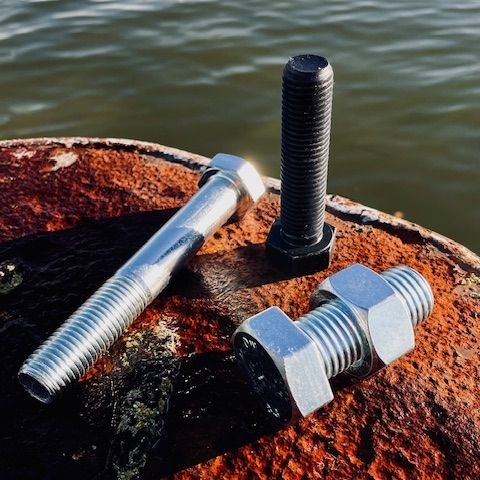Sexkantskruvar – helgängad, delgängad och svart obehandlad på rostig yta vid havet – Materialexperten