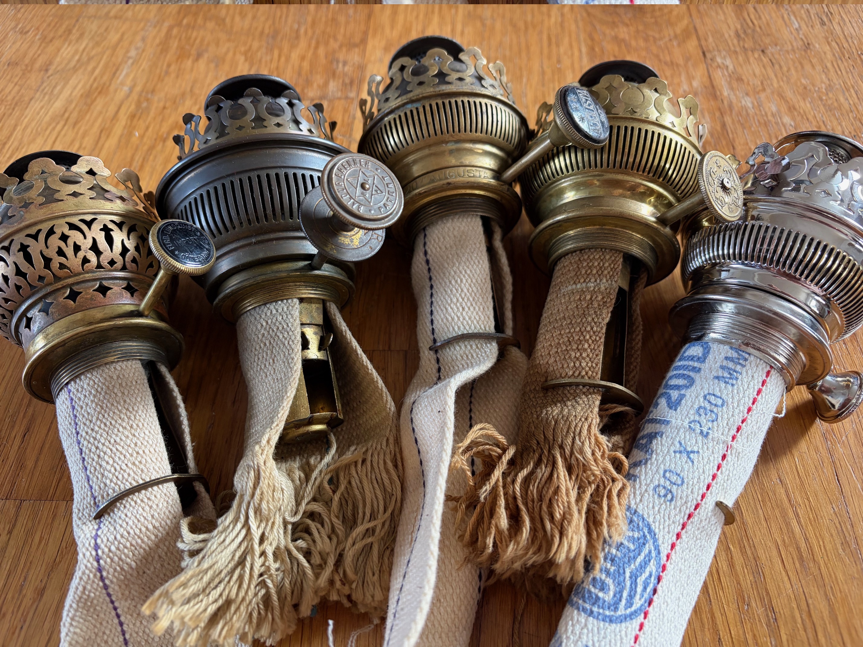 Här ser ni flera exempel på stora brännare med vekhissar till fotogenlampor