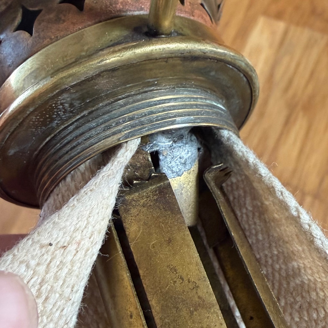 Vekhiss som automatiskt släpper greppet om veken i sin yttersta position