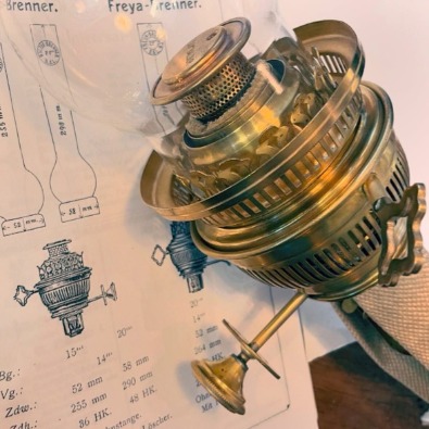 En Baldur-brenner med korrekt glas och nymonterad veke hos Lysande Sekler