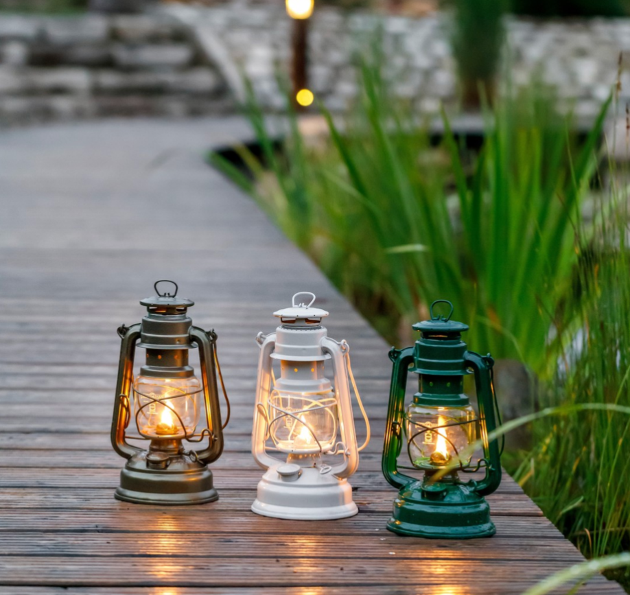 Feuerhand stormlyktor i en trädgård