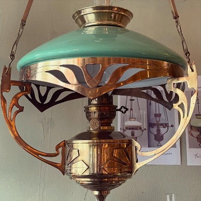 Takfotogenlampa i mässing med kragskärm i celadon