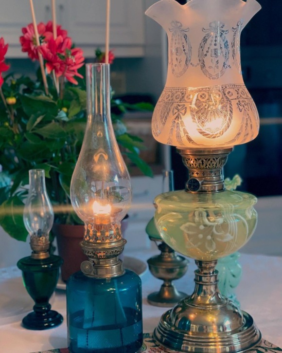 Brinnande fotogenlampor tända på ett matbord