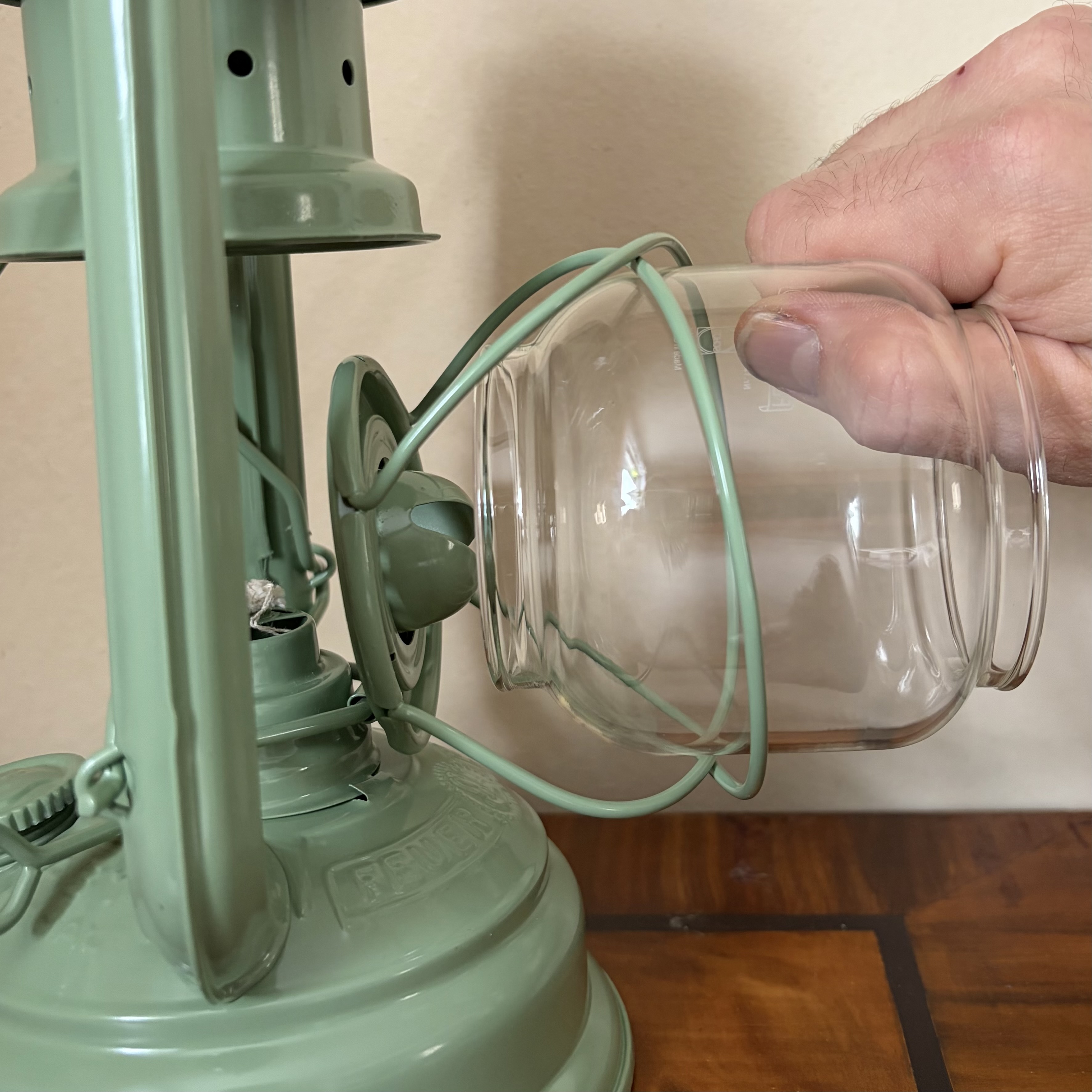 Hur du tar ut glaset ur en stormlykta Feuerhand 276