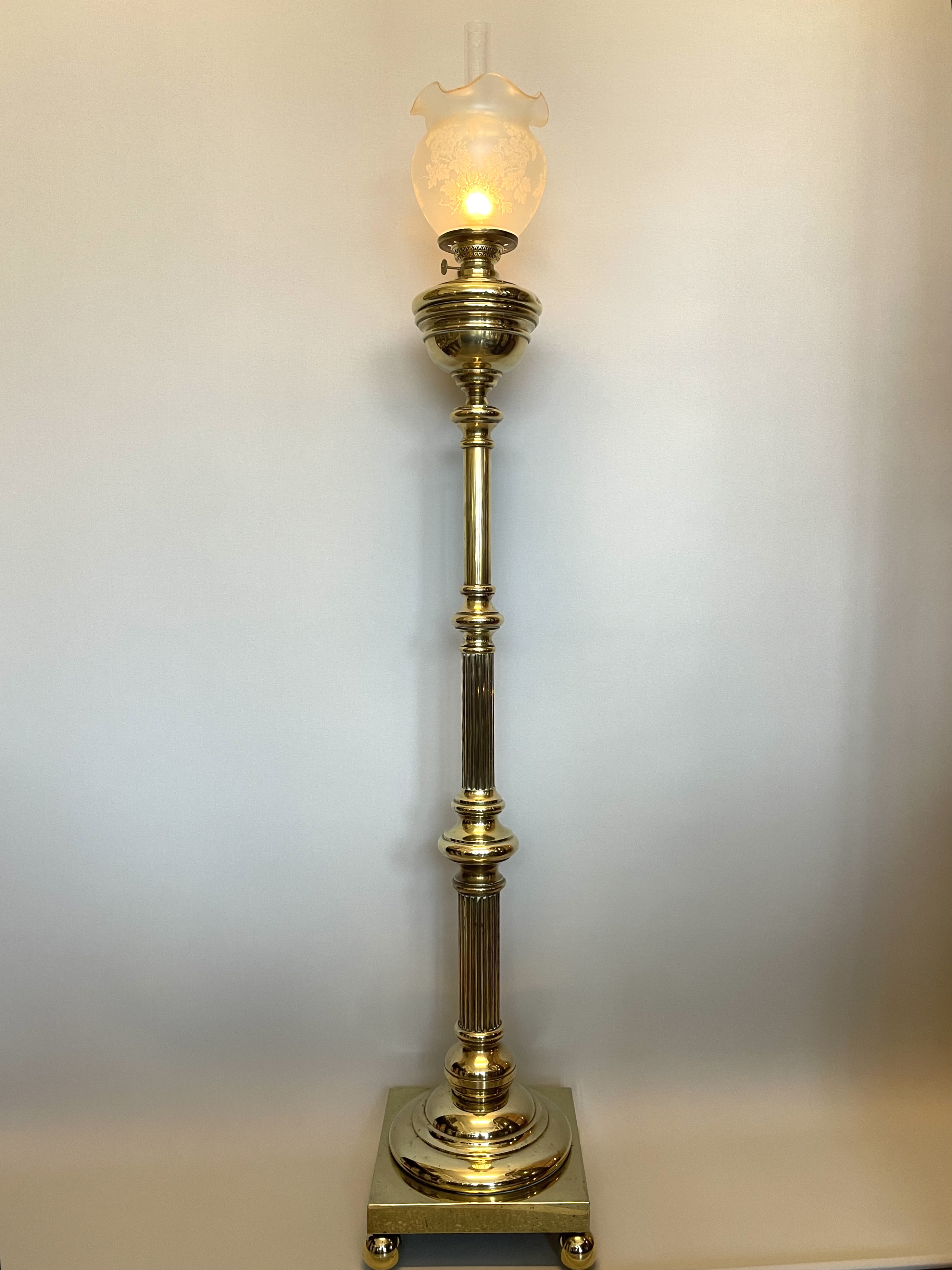 Golvfotogenlampa helt i mässing på kulfötter med tulpankupa i frostat glas